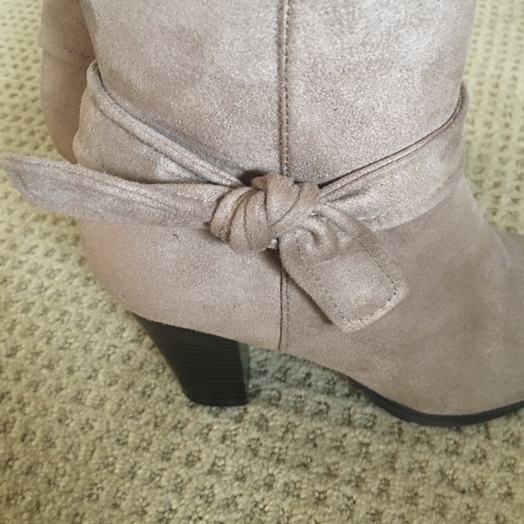 Like new ankle boots with bow - Picture 2 of 4